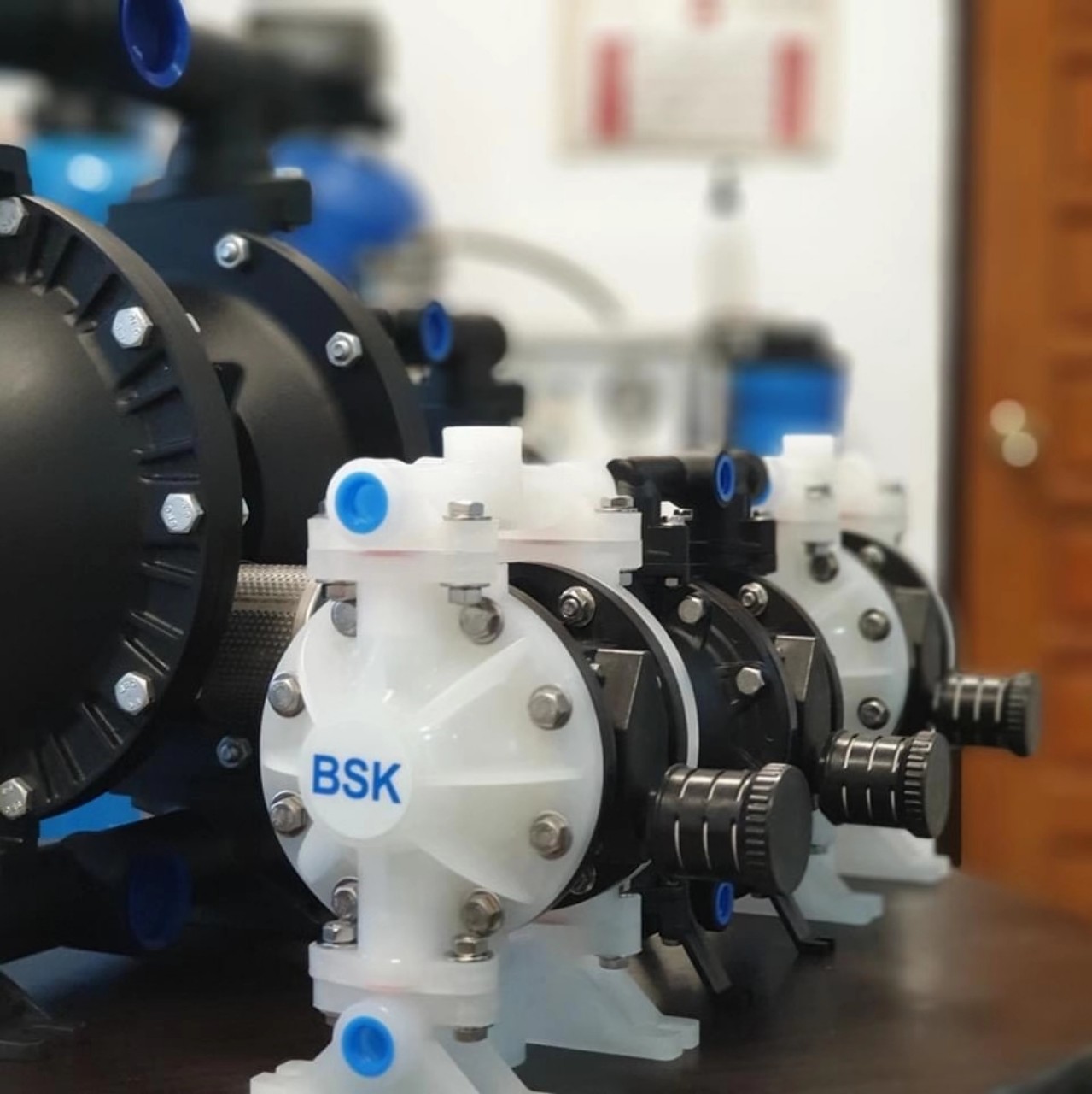 Bơm màng thân nhựa