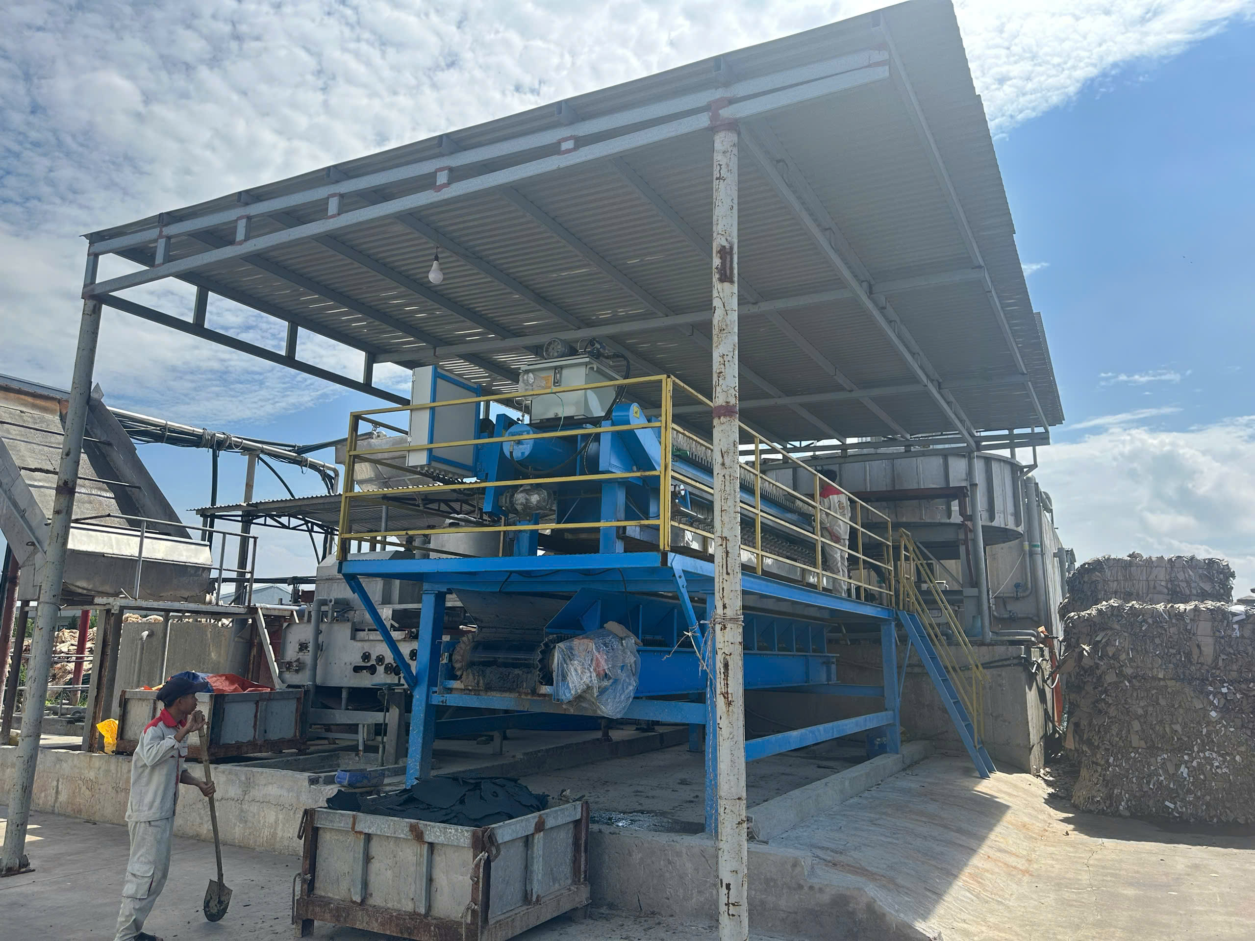 Vận hàng máy ép bùn khung bản