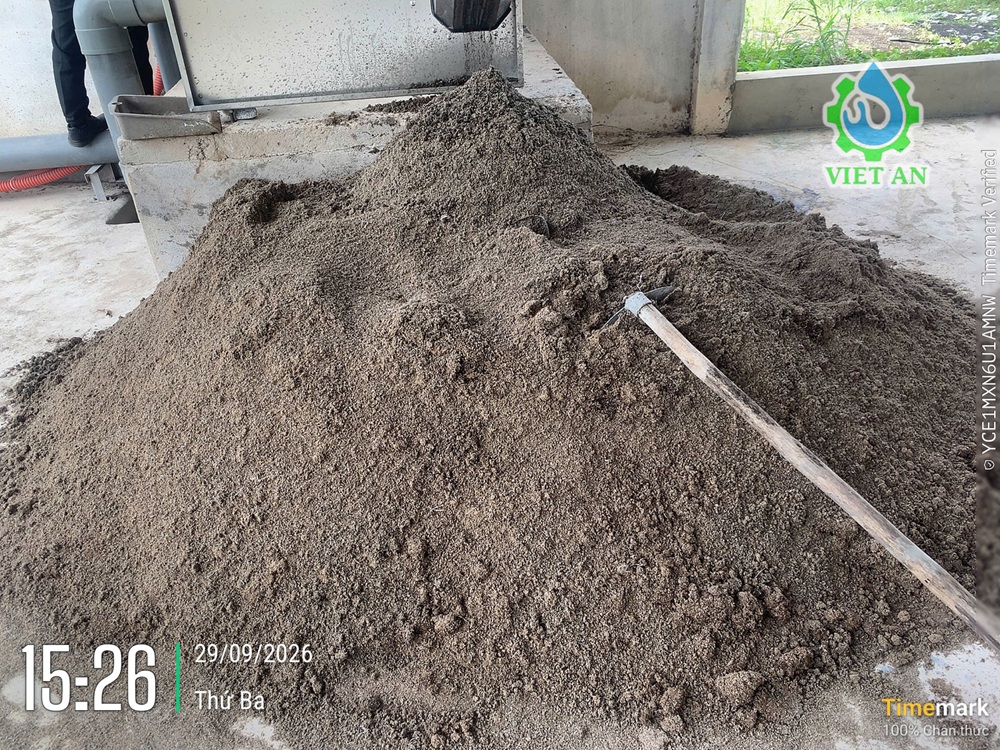 Phân sau khi qua máy ép tách phân của Việt An