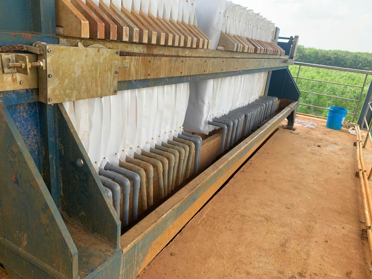 Thay thế vải lọc máy ép bùn