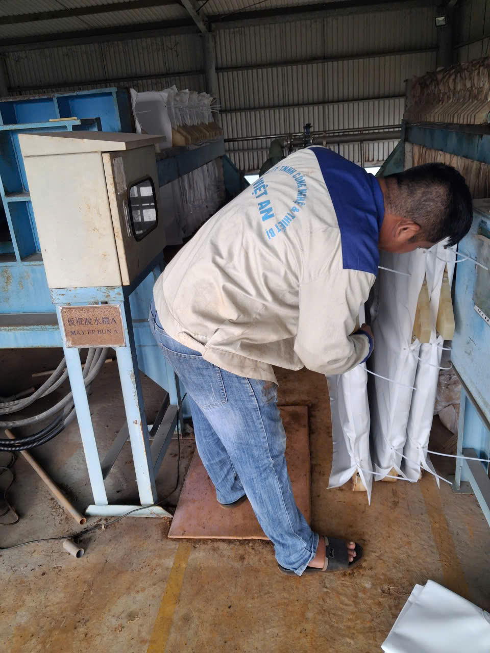 Lăp đặt vải lọc máy ép bùn