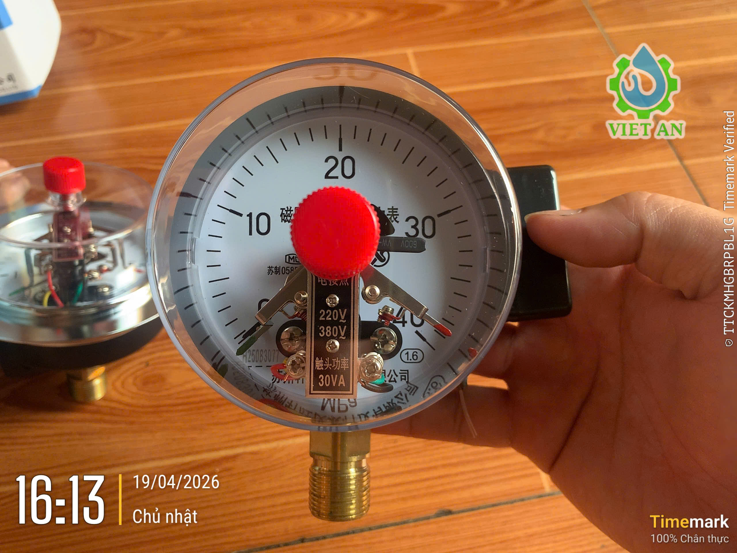 Đồng hồ áp suất 3 kim