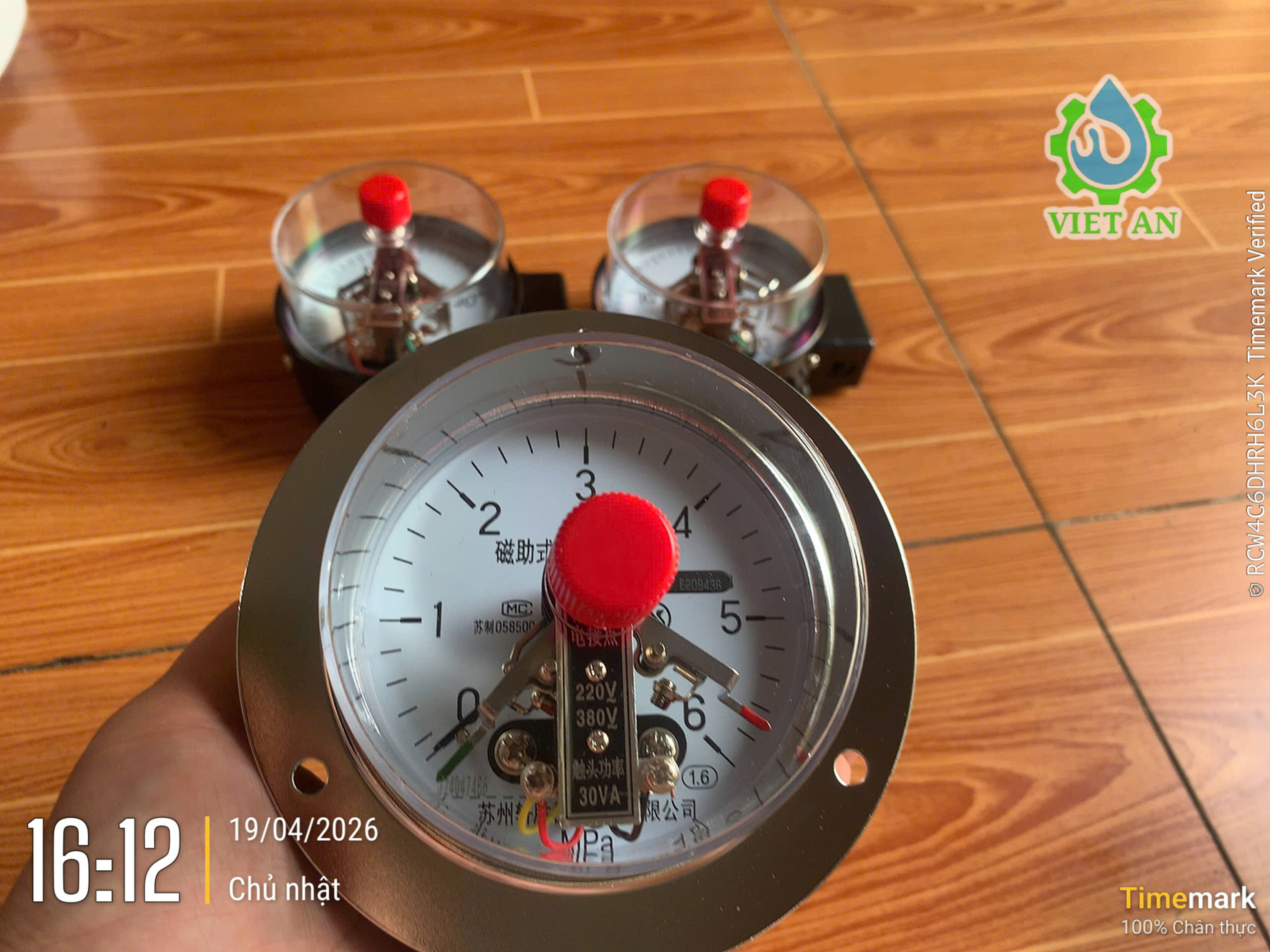 Đồng hồ áp suất 3 kim